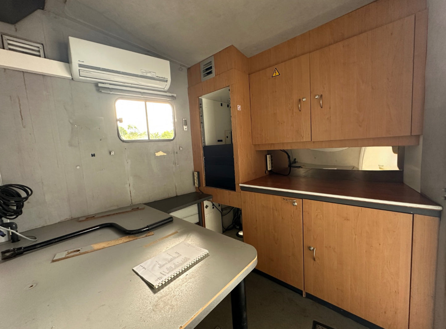 Stage trailer complete with power supply