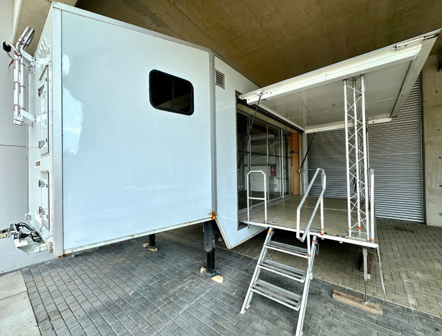 Stage trailer complete with power supply