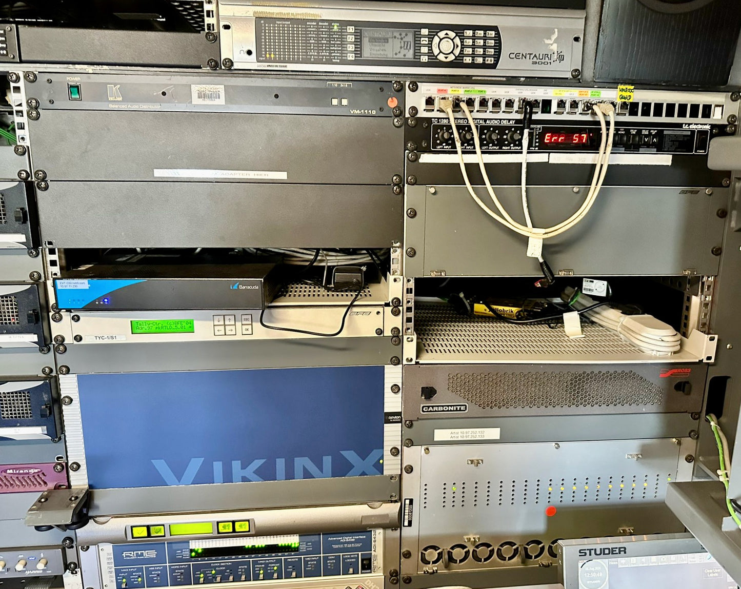 HD OB truck with uplink system