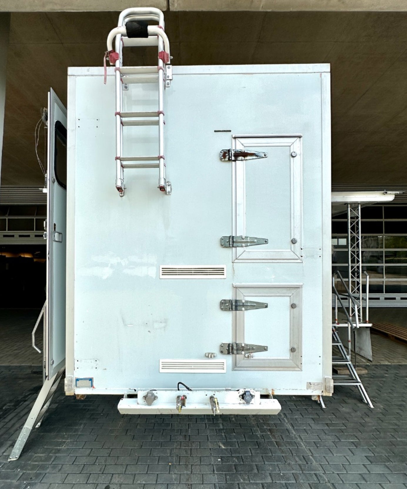 Stage trailer complete with power supply