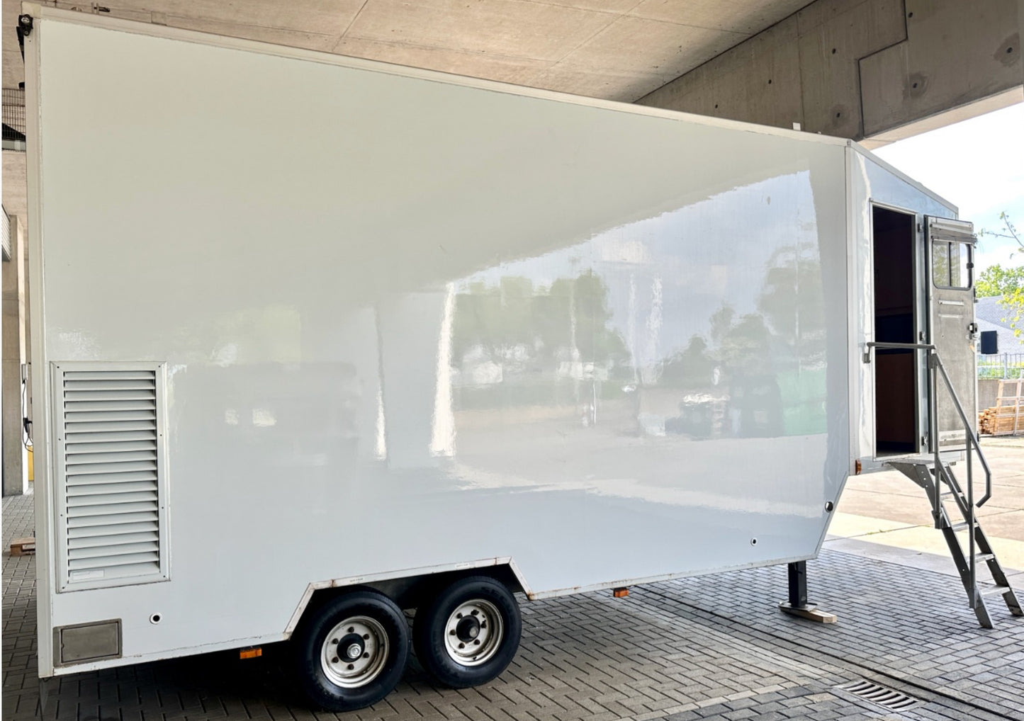 Stage trailer complete with power supply