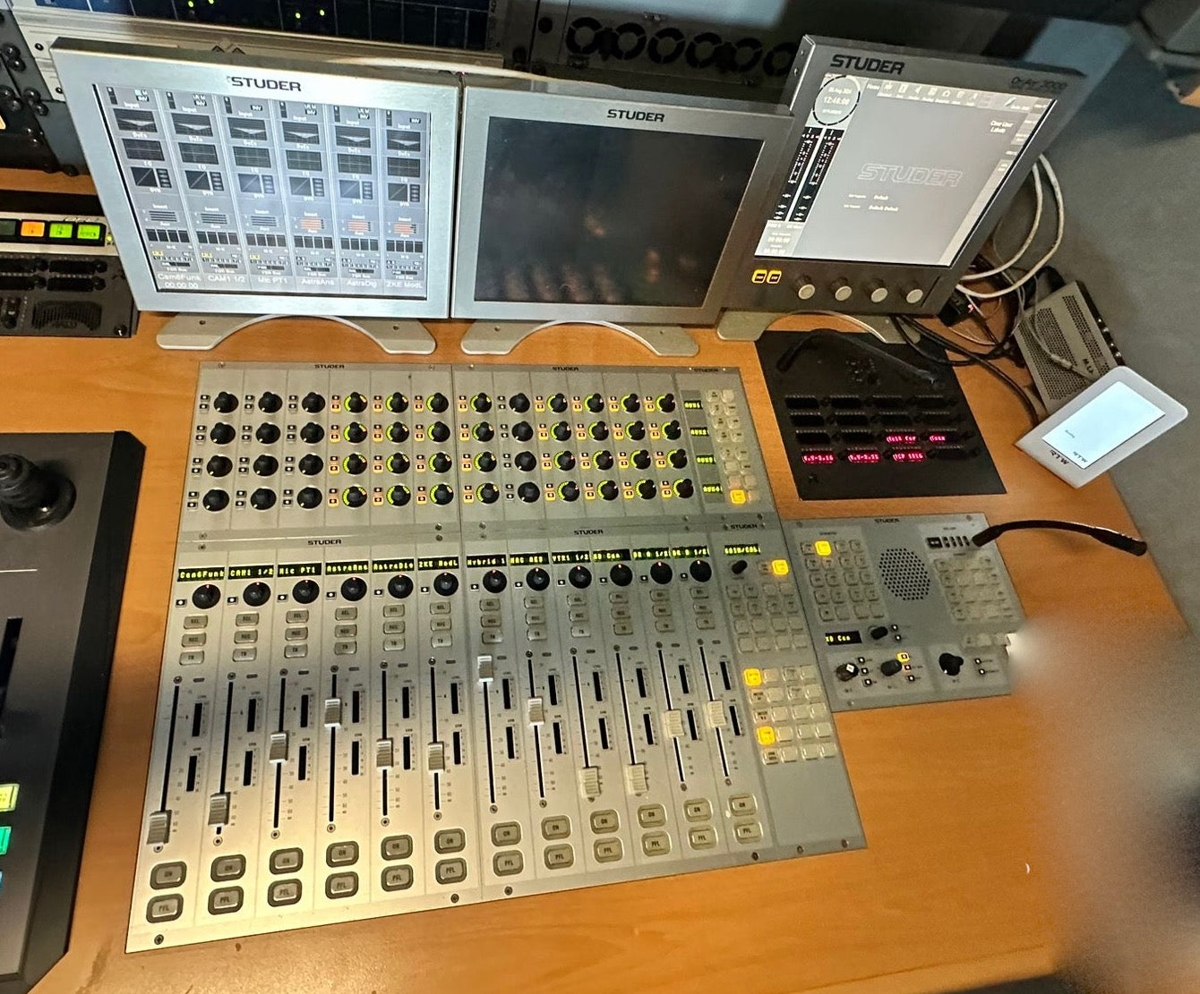 HD OB truck with uplink system