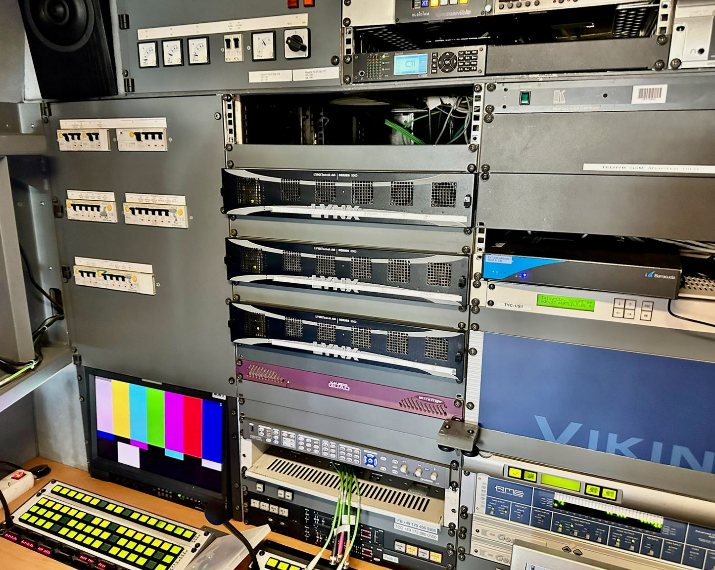 HD OB truck with uplink system