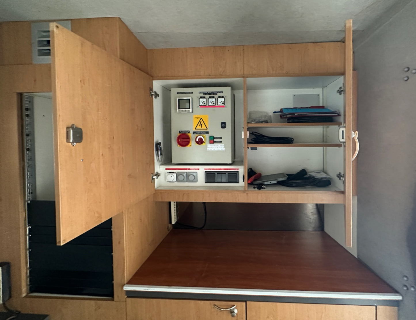 Stage trailer complete with power supply