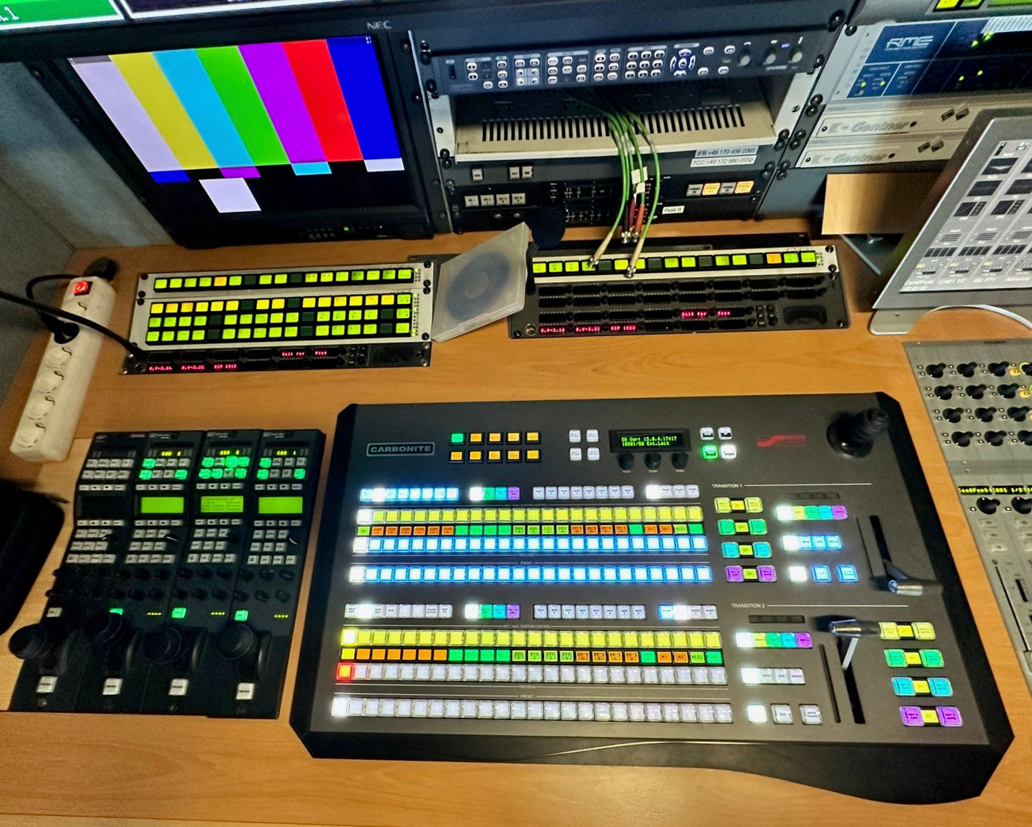HD OB truck with uplink system