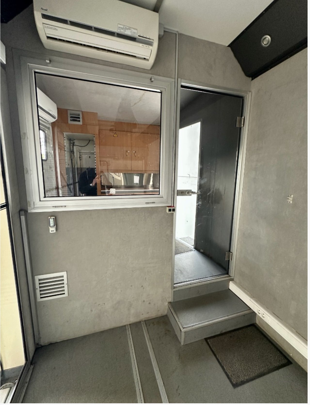 Stage trailer complete with power supply