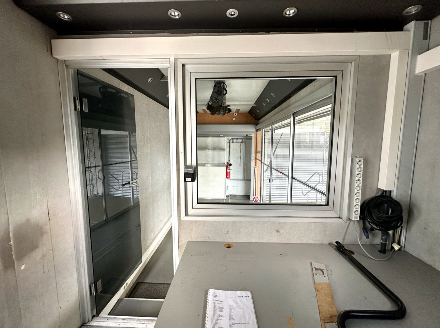 Stage trailer complete with power supply