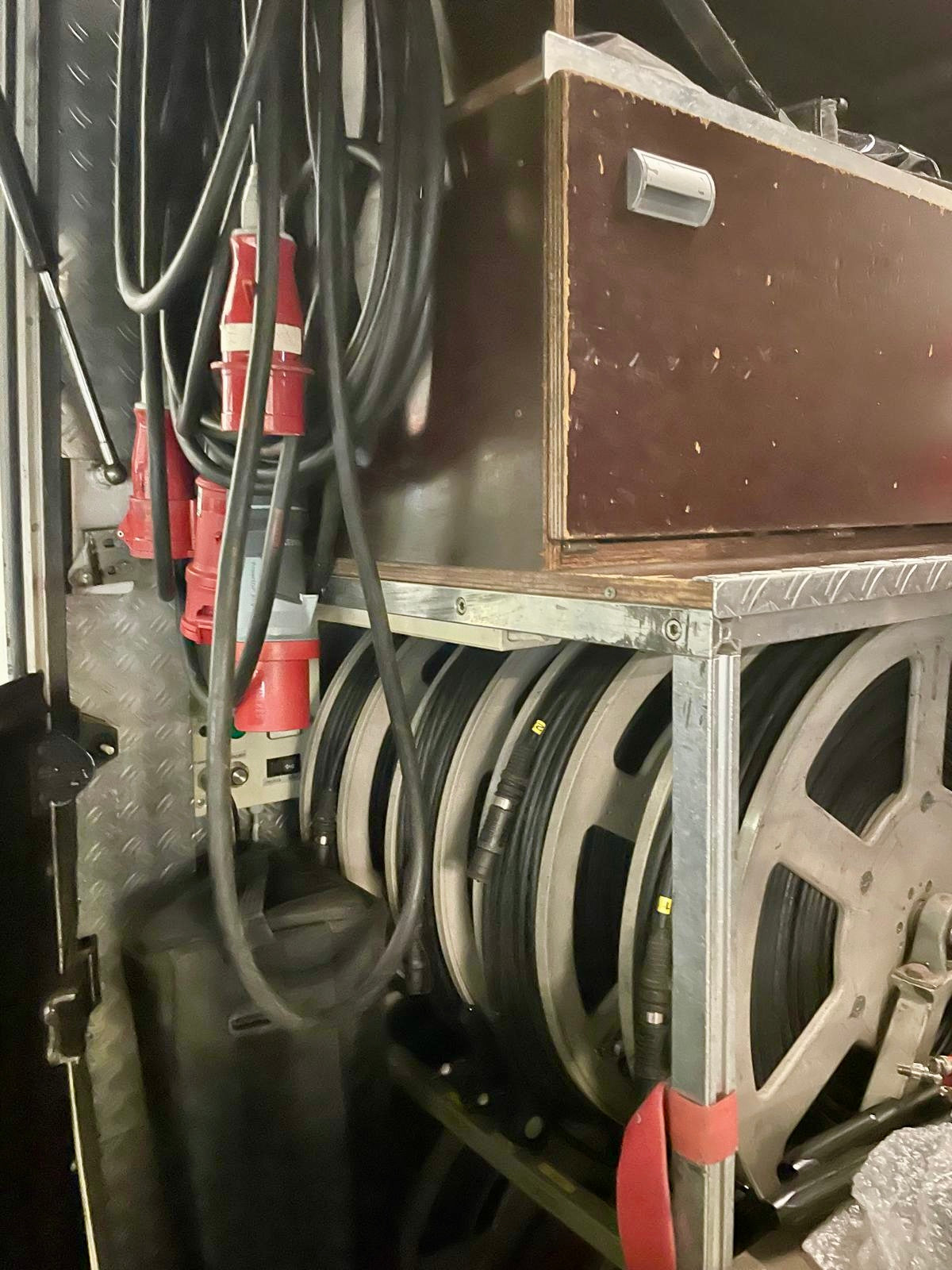 HD OB truck with uplink system