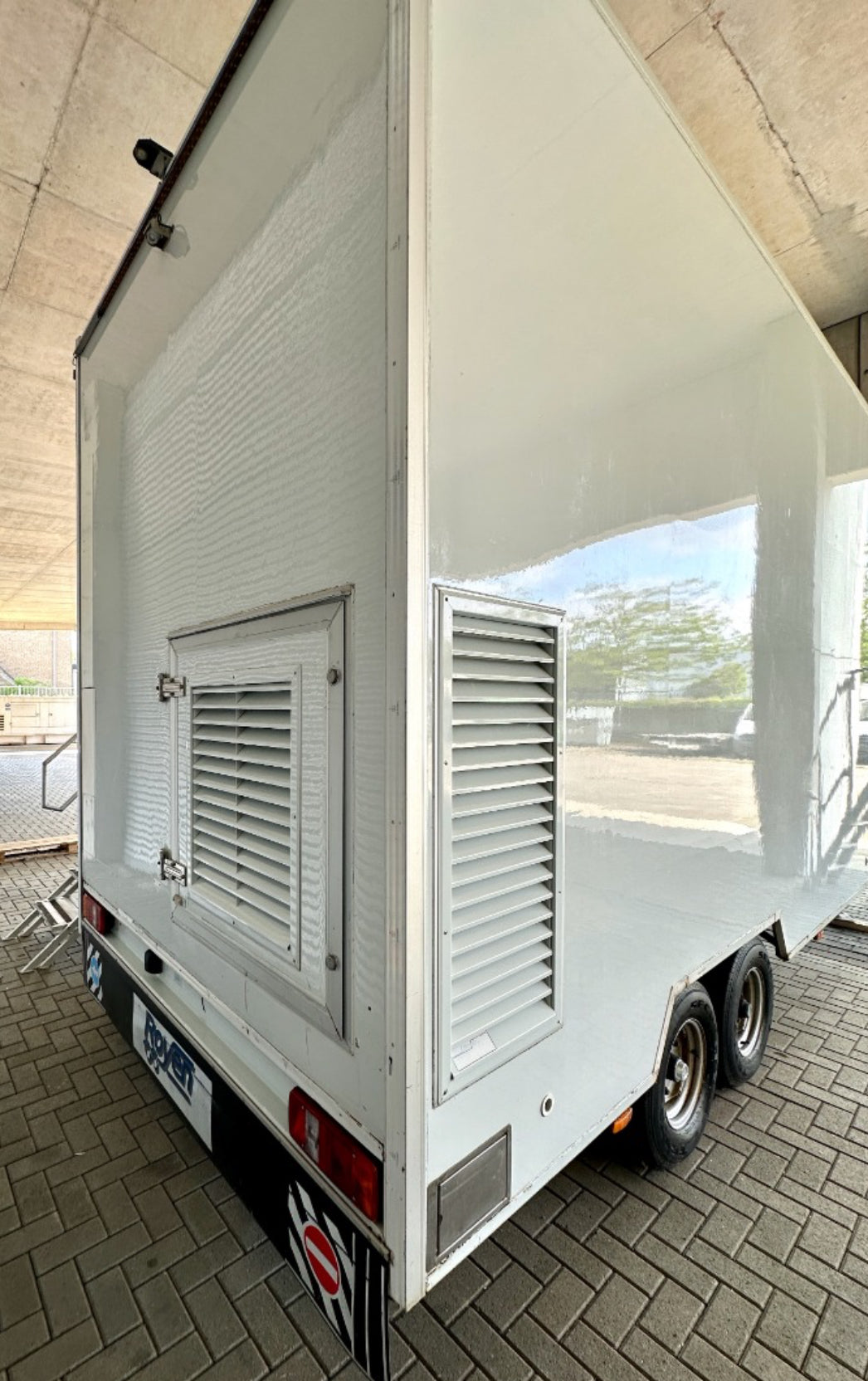 Stage trailer complete with power supply