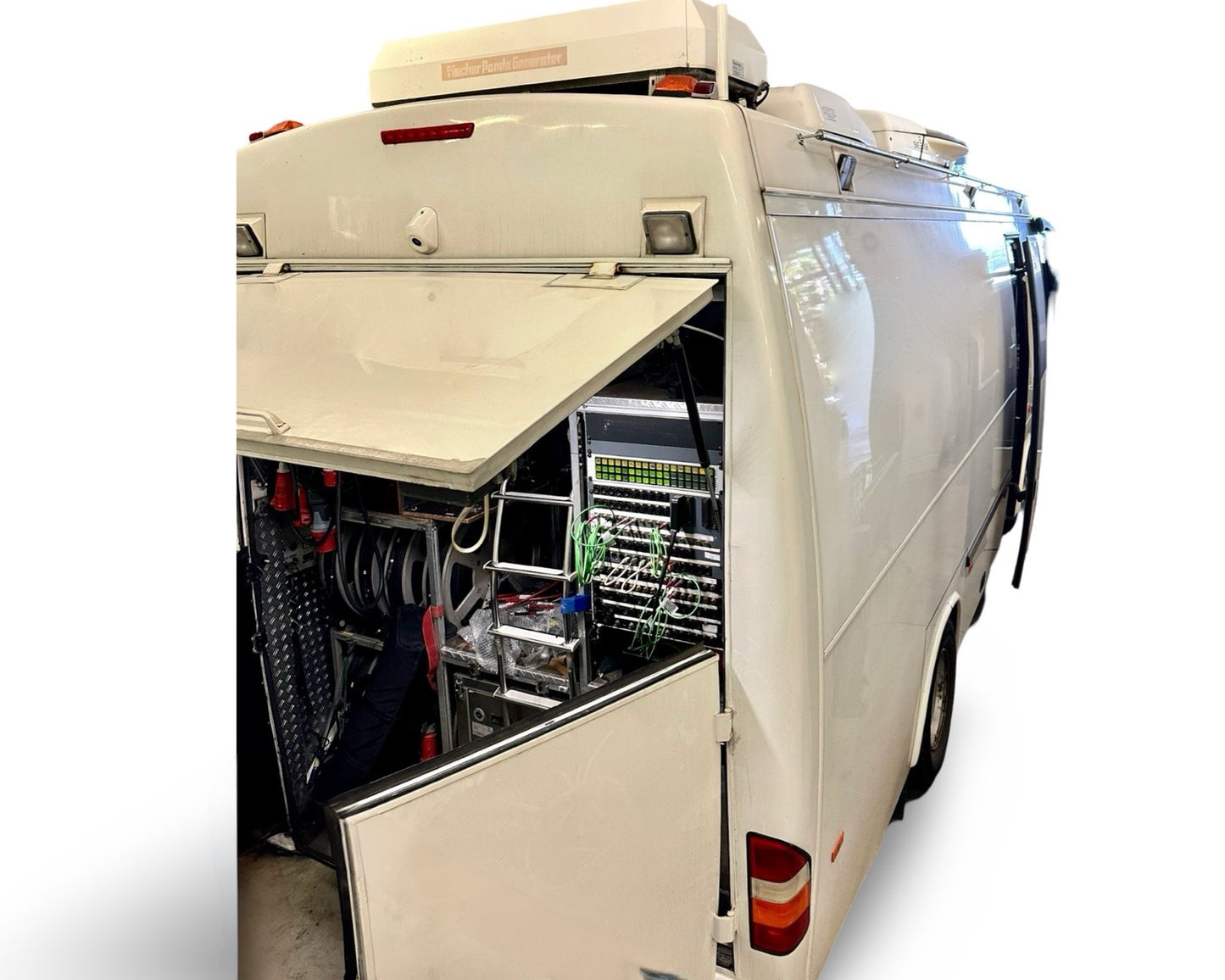 HD OB truck with uplink system