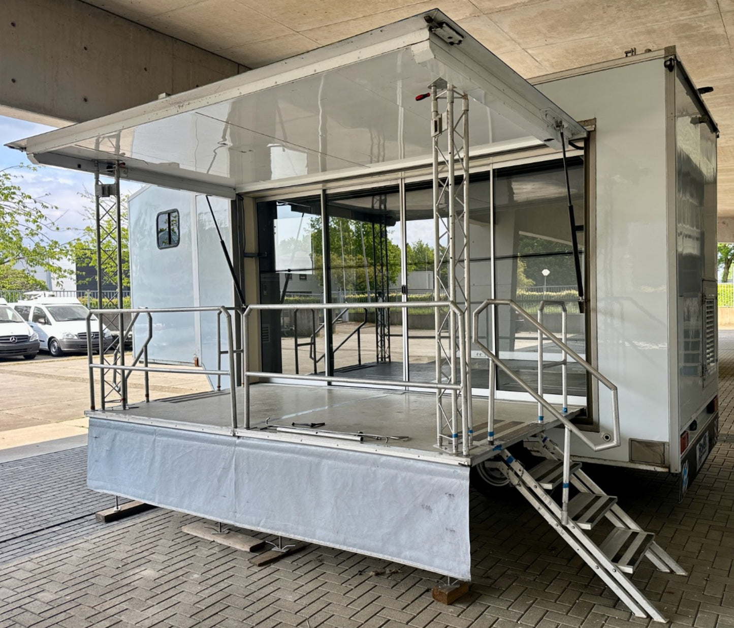 Stage trailer complete with power supply