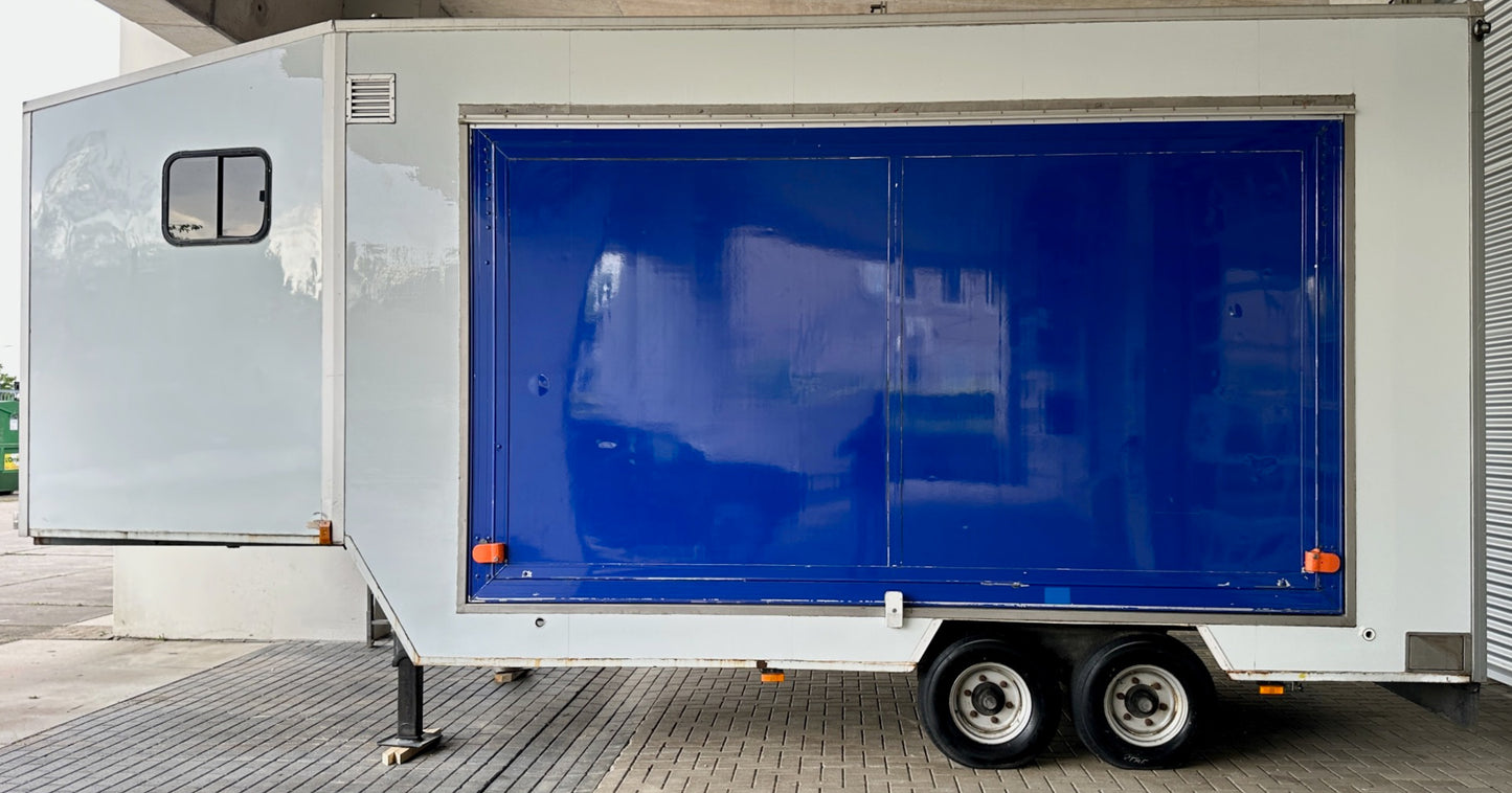 Stage trailer complete with power supply