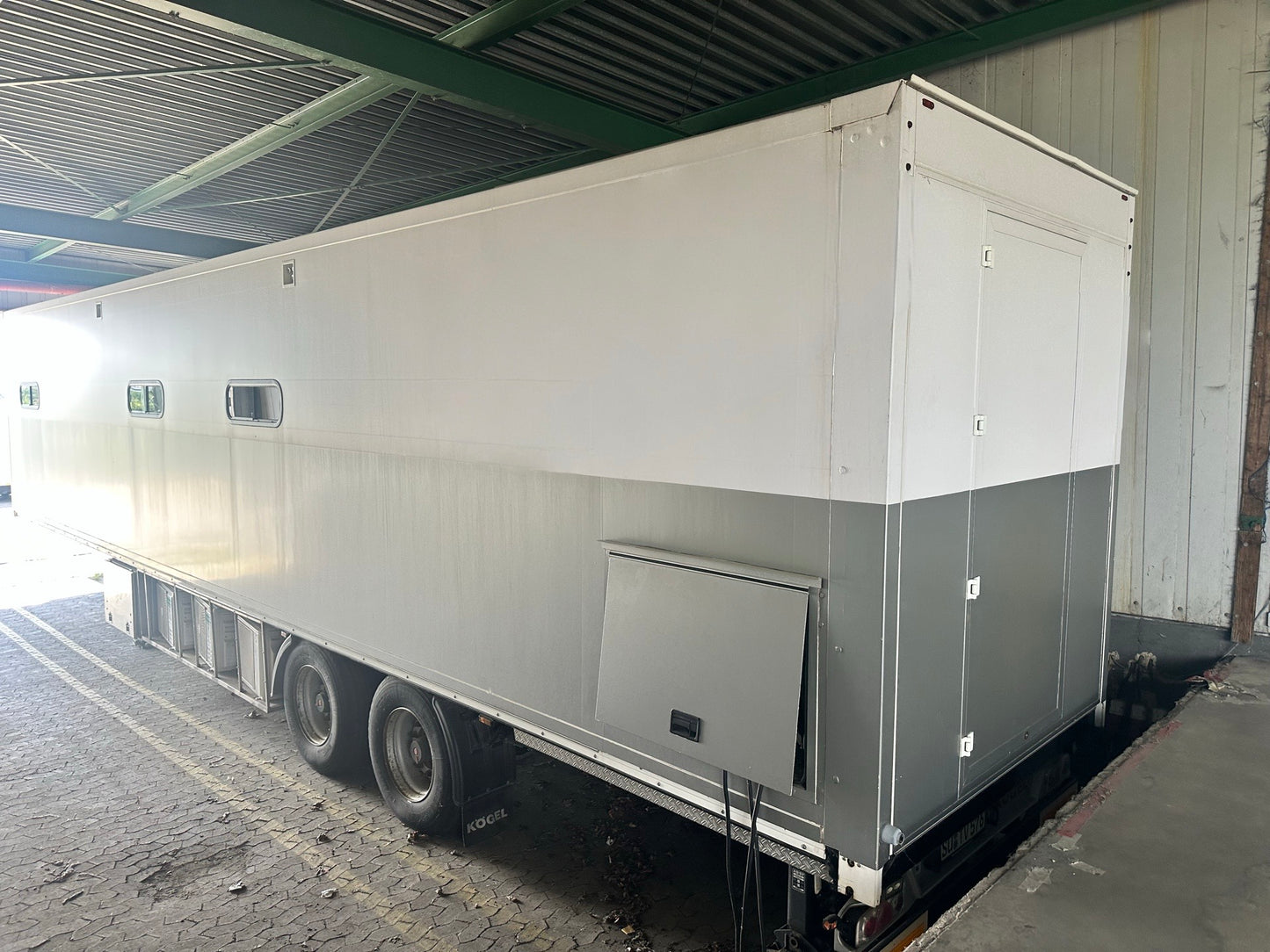 OB HD 3G production trailer for up to 10 cameras
