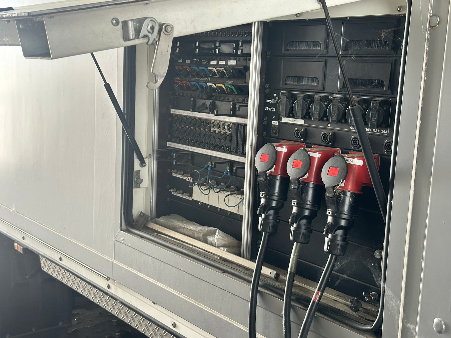 OB HD 3G production trailer for up to 10 cameras
