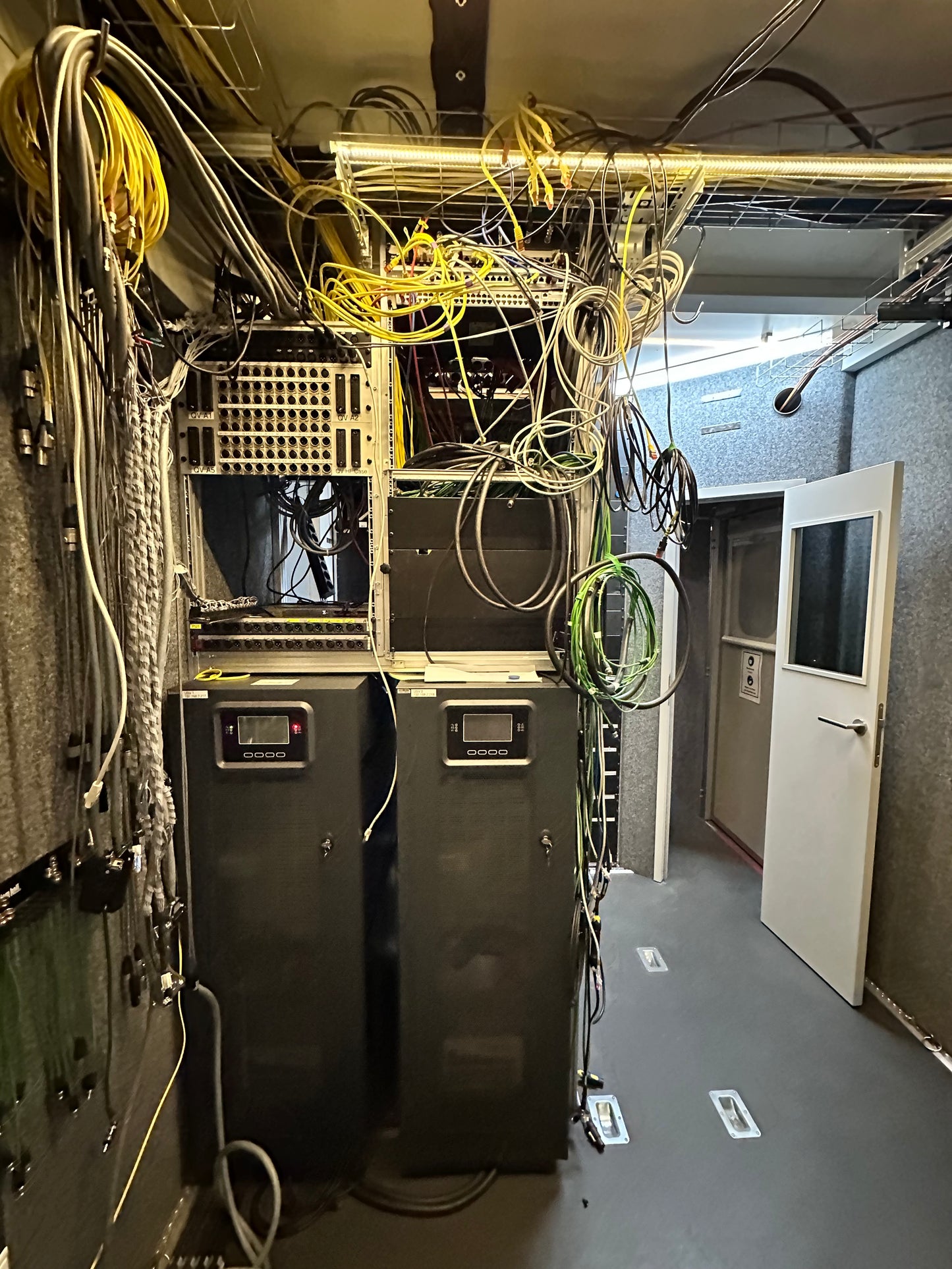 OB HD 3G production trailer for up to 10 cameras
