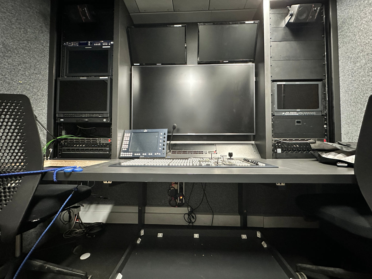 OB HD 3G production trailer for up to 10 cameras
