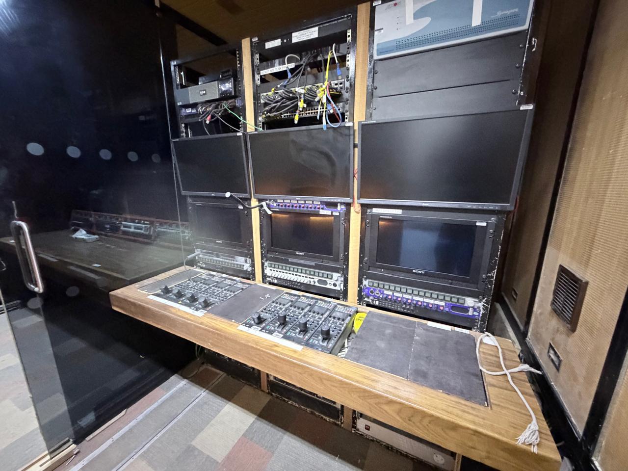 12 camera HD OB trailer