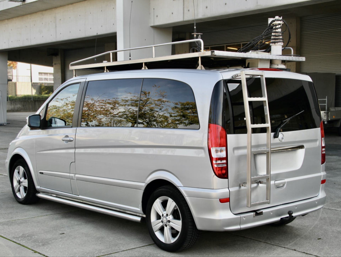 Mercedes-Benz VIANO OB VAN Rack Ready with 9 meter hydraulic antenna